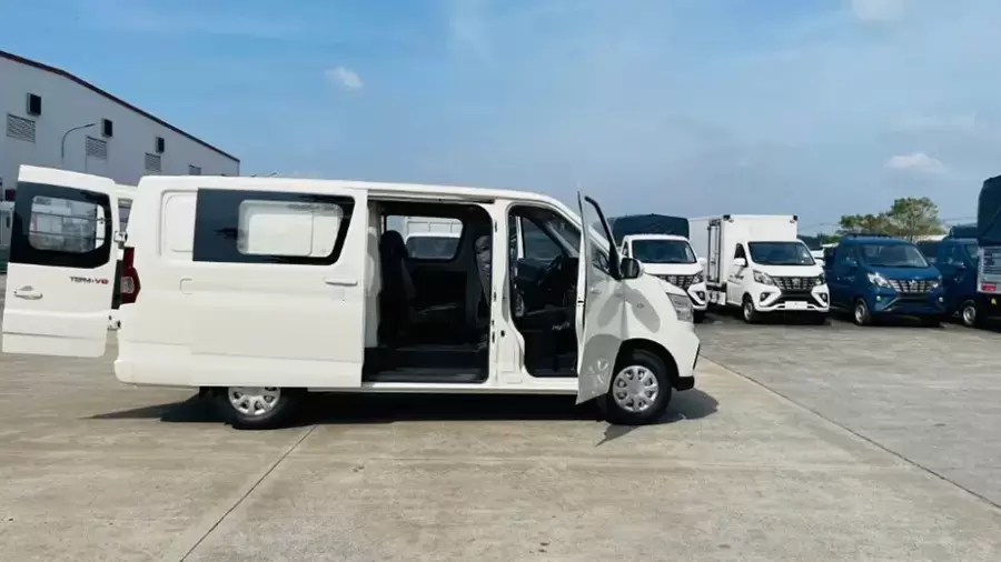Phiên bản 5 chỗ trên xe tải van được trang bị thêm hàng ghế da chất lượng và nhiều tiện nghi