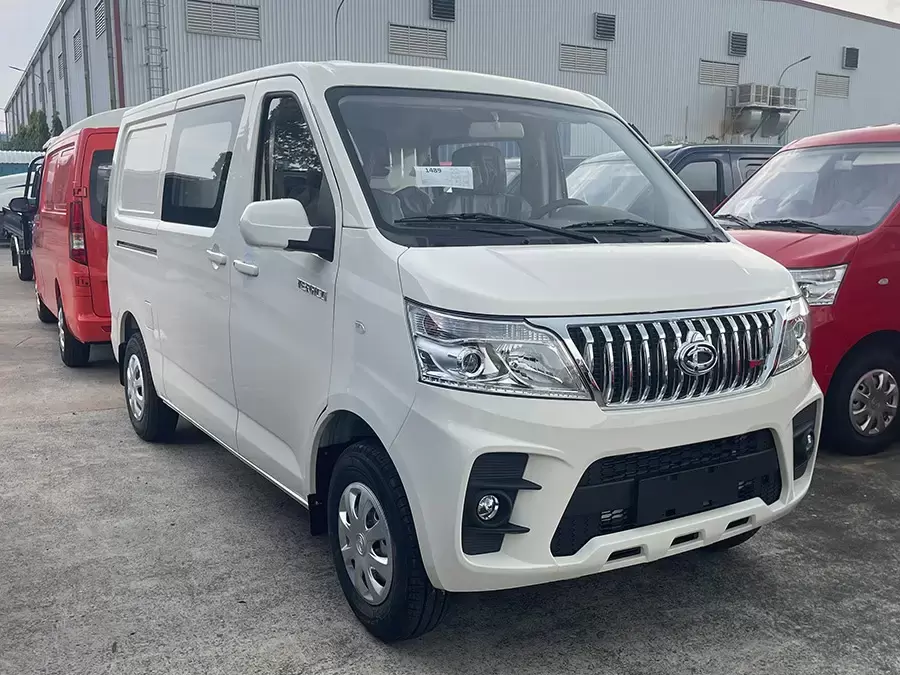 Xe tải van 5 chỗ linh hoạt phù hợp cho nhu cầu chở người lẫn chở hàng