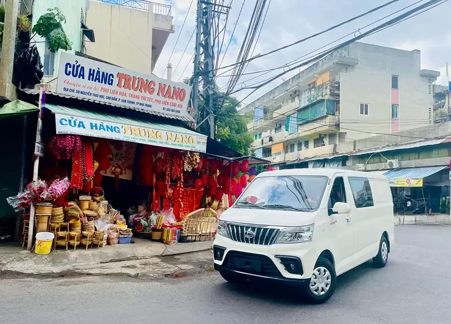Xe van 5 chỗ có giá dao động khoảng 350 - 400 triệu đồng