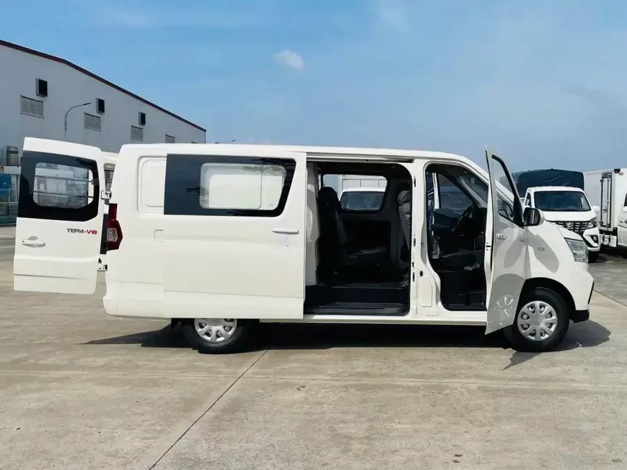 Xe tải van 5 chỗ vừa chở hàng vừa chở người rất tiện lợi