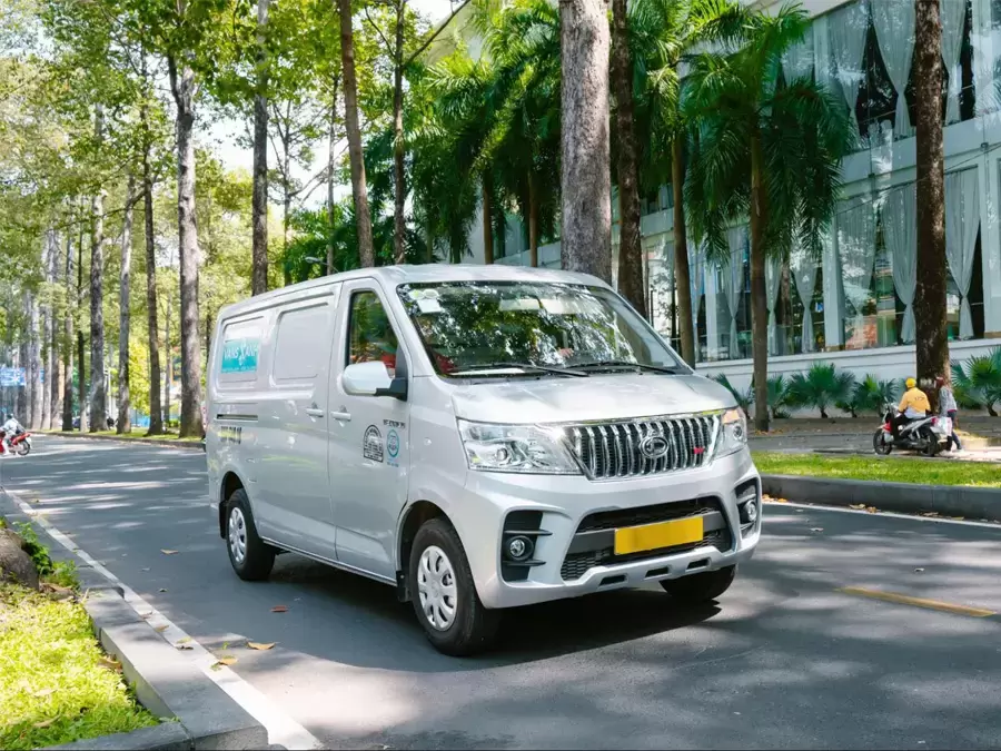 Xe tải van 950kg di chuyển linh hoạt trong đô thị