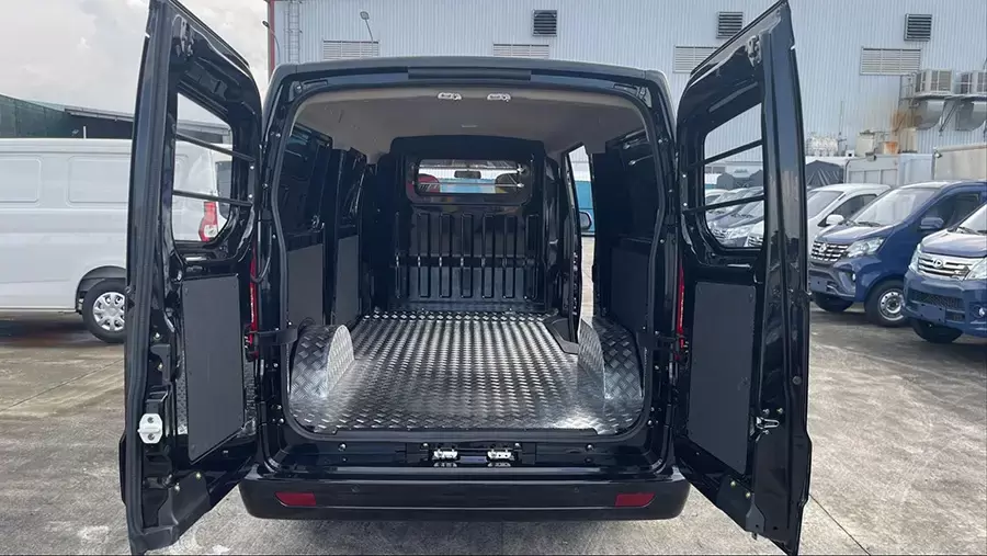 Khoang hàng kín của xe tải van giúp bảo vệ hàng hóa trong quá trình vận chuyển