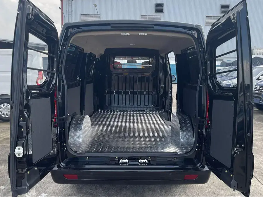 Tera-V8 phiên bản 2 chỗ có khoang hàng lên đến 5,8 m³