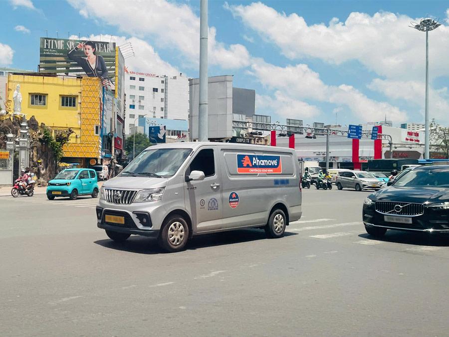 Xe tải van có phần đầu xe, cabin liền khối