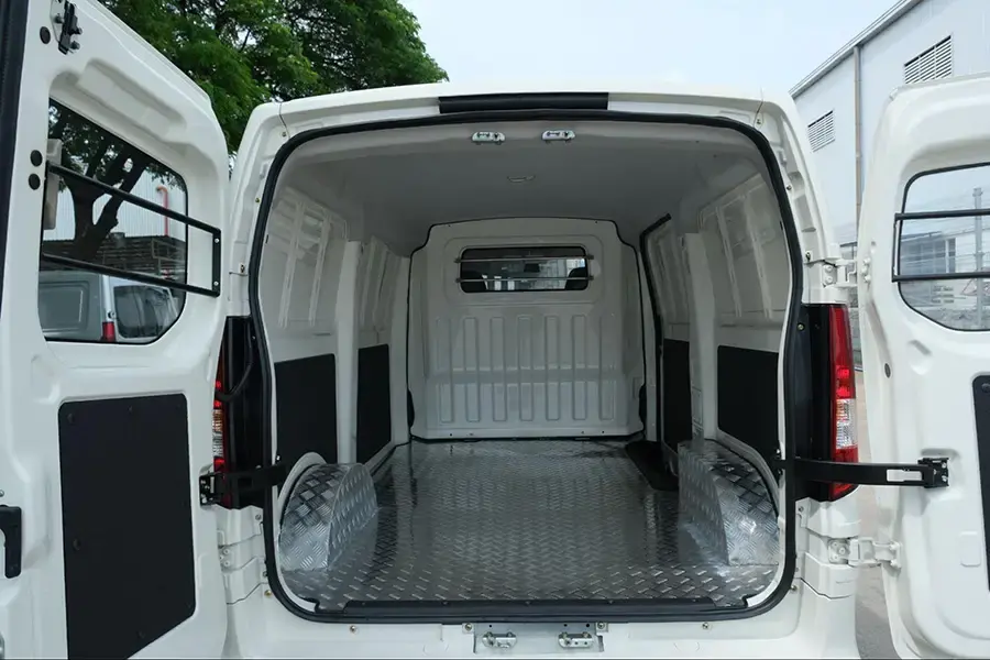 Khoang hàng xe tải van Teraco thuận tiện cho việc sắp xếp và vận chuyển hàng hóa