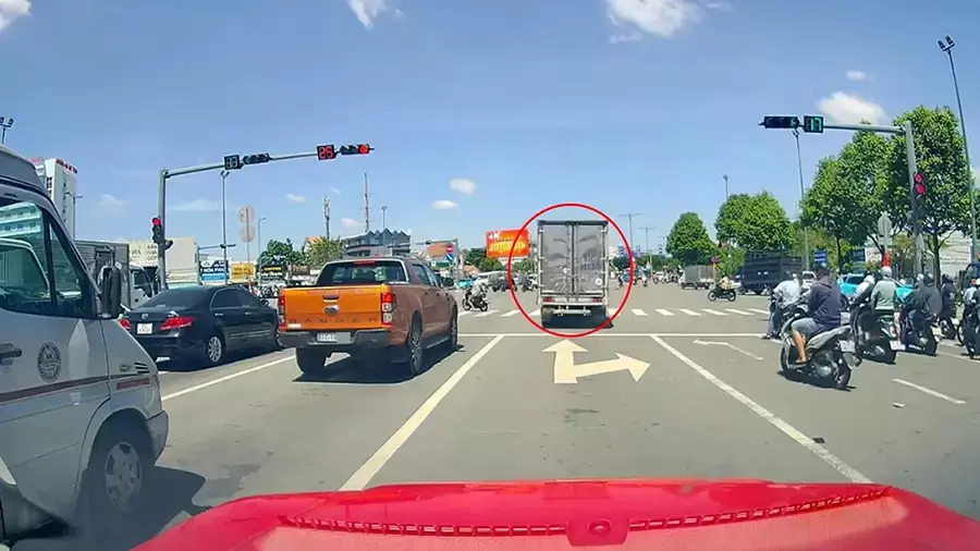 Xe tải vượt đèn đỏ có thể bị phạt đến 20 triệu đồng
