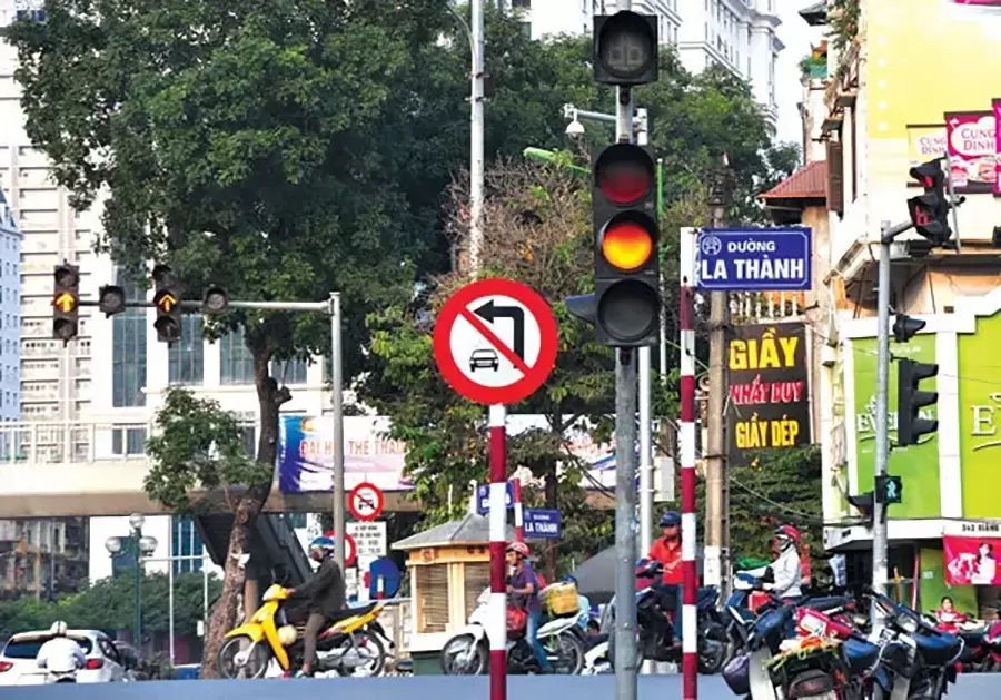Xe tải cần dừng trước vạch khi đèn chuyển vàng