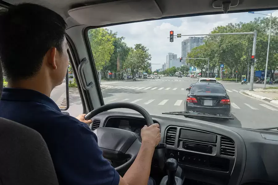 Giảm tốc sớm giúp tài xế tránh lỗi vượt đèn đỏ