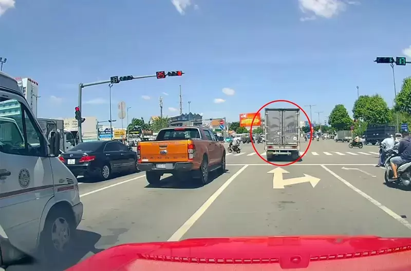 Xe tải vượt đèn đỏ phạt bao nhiêu và trừ mấy điểm