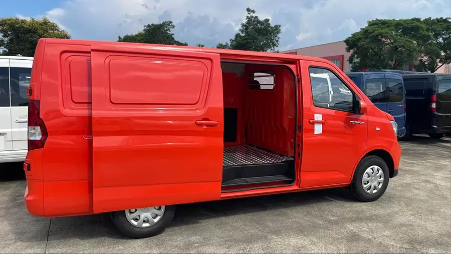 Xe van 1 tấn có cửa lùa bên hông giúp xếp dỡ hàng nhanh chóng