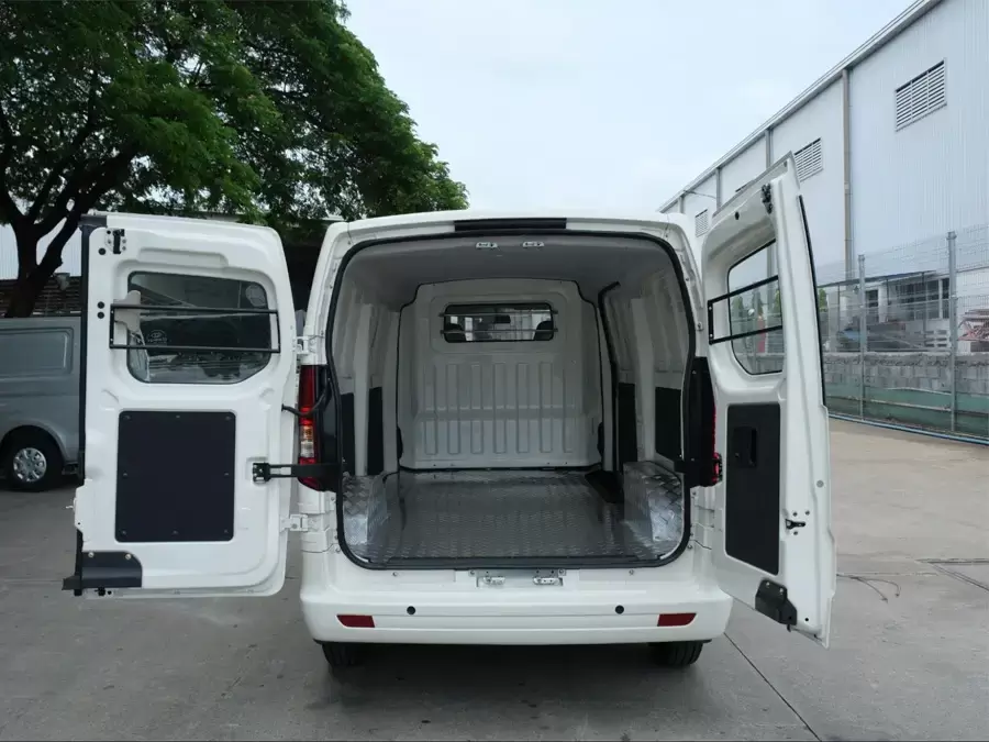 Khoang hàng của xe van 1 tấn