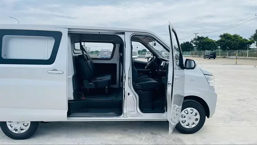 Đầu tư xe van 5 chỗ nếu khách hàng có nhu cầu chở thêm người