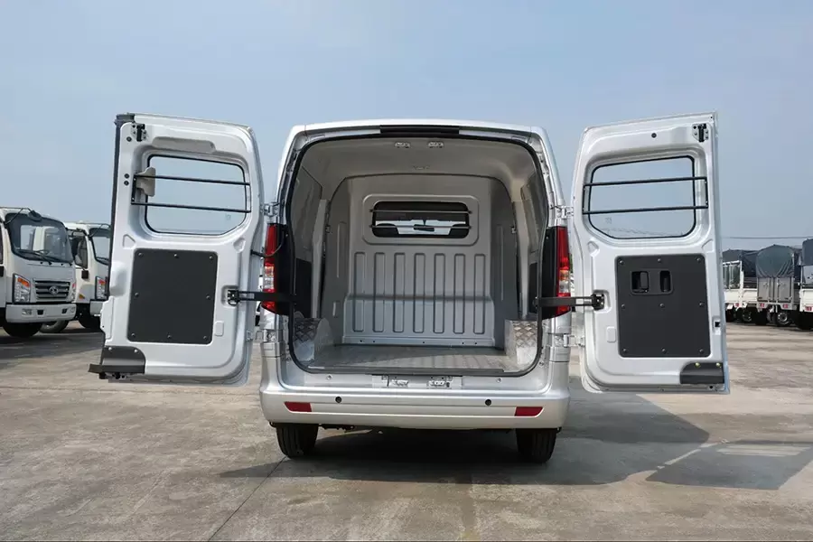 Cửa sau mở linh hoạt 90 độ và 180 độ thuận tiện cho việc xếp/dỡ hàng hoá