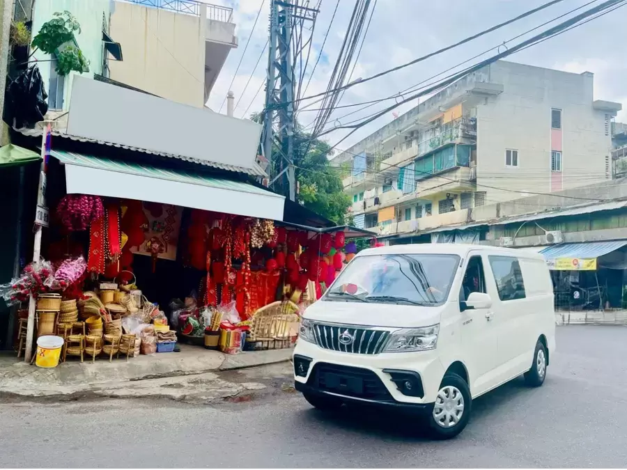 Xe van 900kg giao nhận hàng dễ dàng trong nội đô