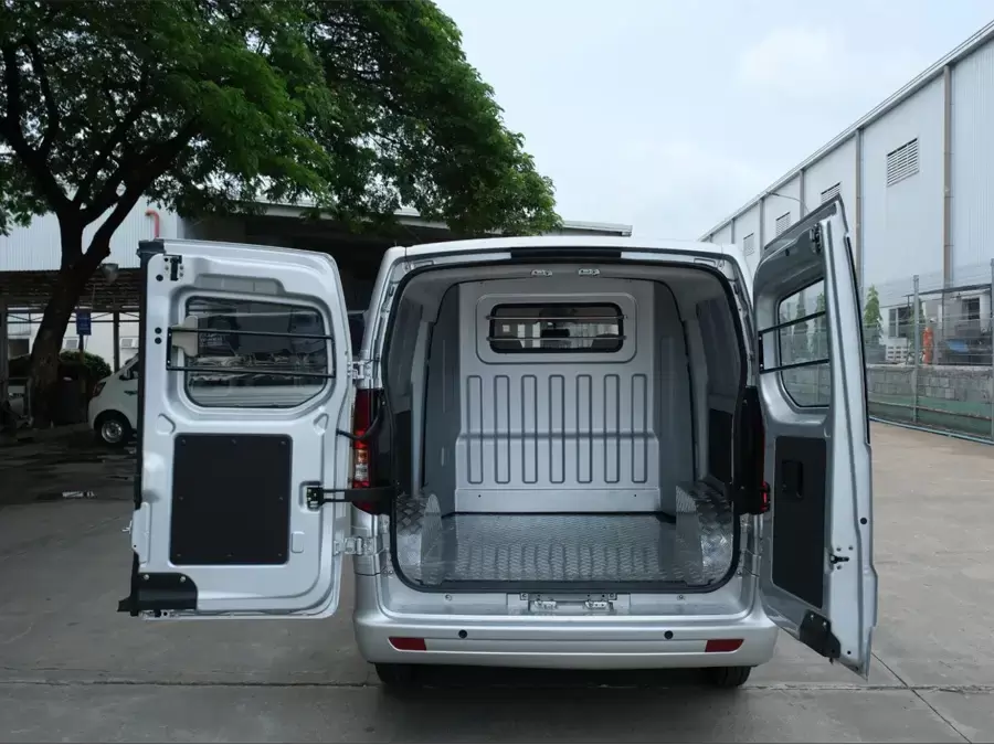 Thùng hàng lớn nhất phân khúc 4m5 của xe van 950kg Tera-V6