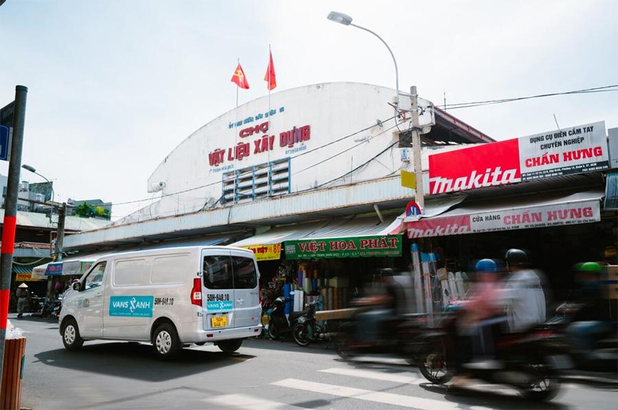 Từ 01/01/2025 chủ xe thương mại phải dán/ kẻ biển số & tên cơ quan ở thành sau và hai bên thành xe
