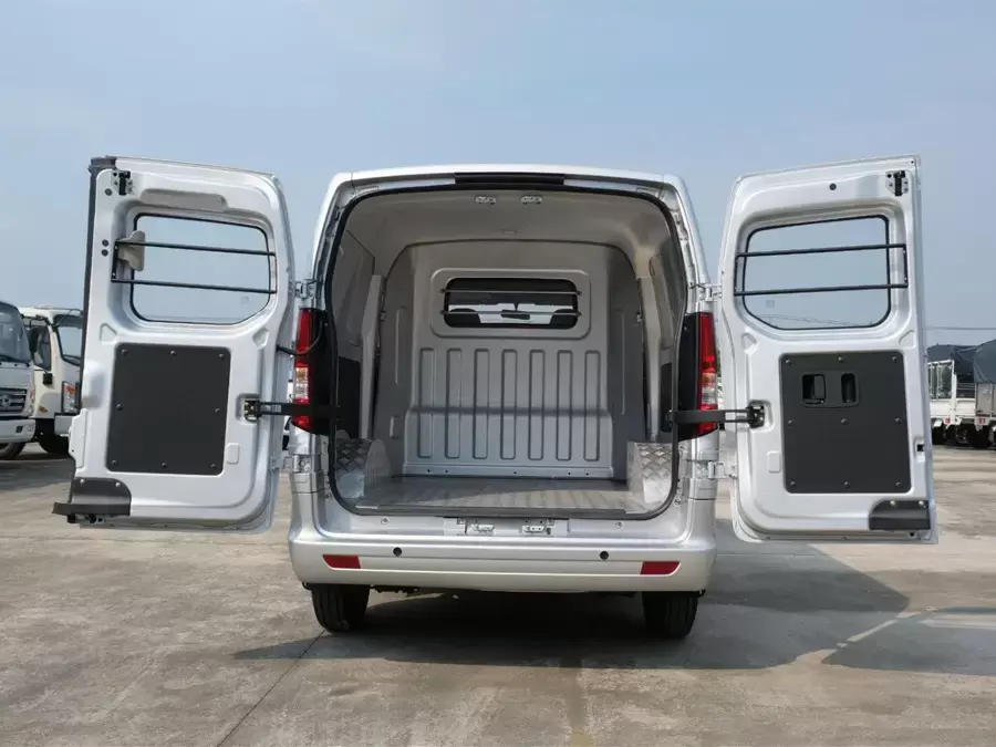 Khoang hàng lớn nhất phân khúc xe van chở hàng 4m5
