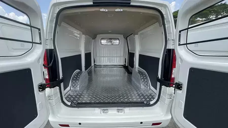 Xe van Tera-V8 có khoang hàng rộng rãi phía sau phù hợp cho nhiều nhu cầu sử dụng