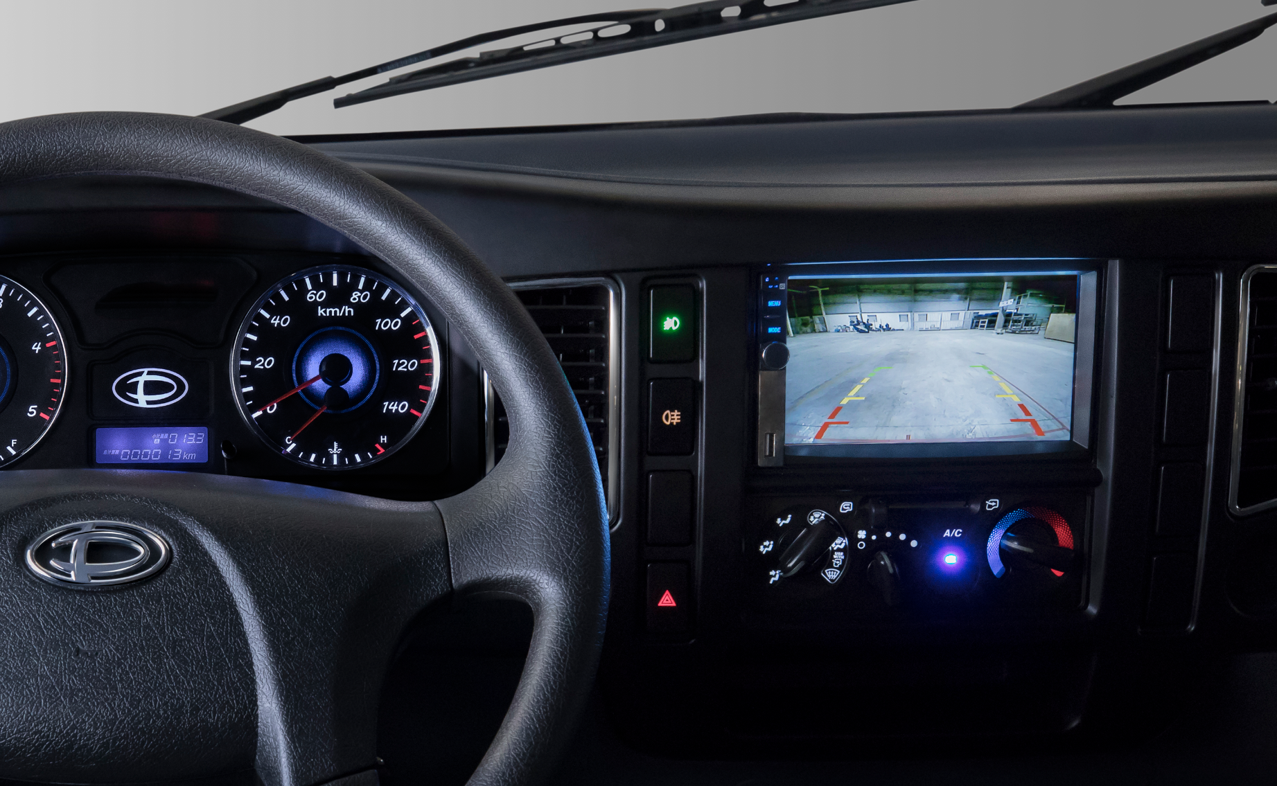 Tera190SL và Tera345SL trang bị màn hình cảm ứng 7 inch và camera lùi, hỗ trợ tài xế điều khiển xe an toàn hơn