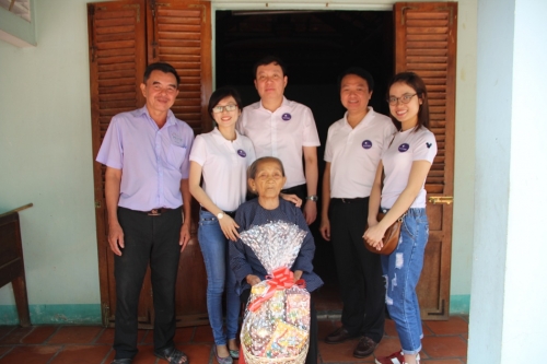 Daehan Motors visiting and presenting New Year gifts to 5 Vietnamese heroic mothers - 2nd Visit
